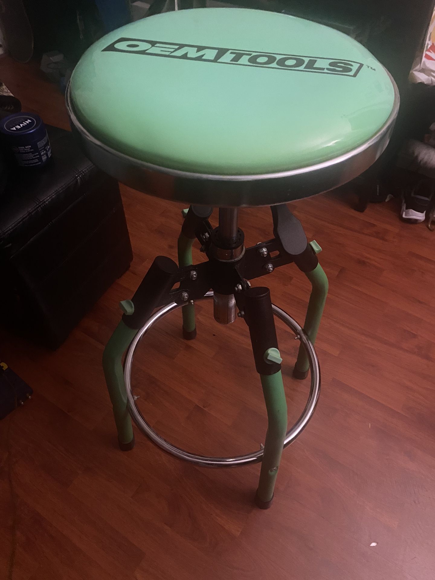 OEM TOOLS HYDRAULIC CHROME/NEON GREEN STOOL