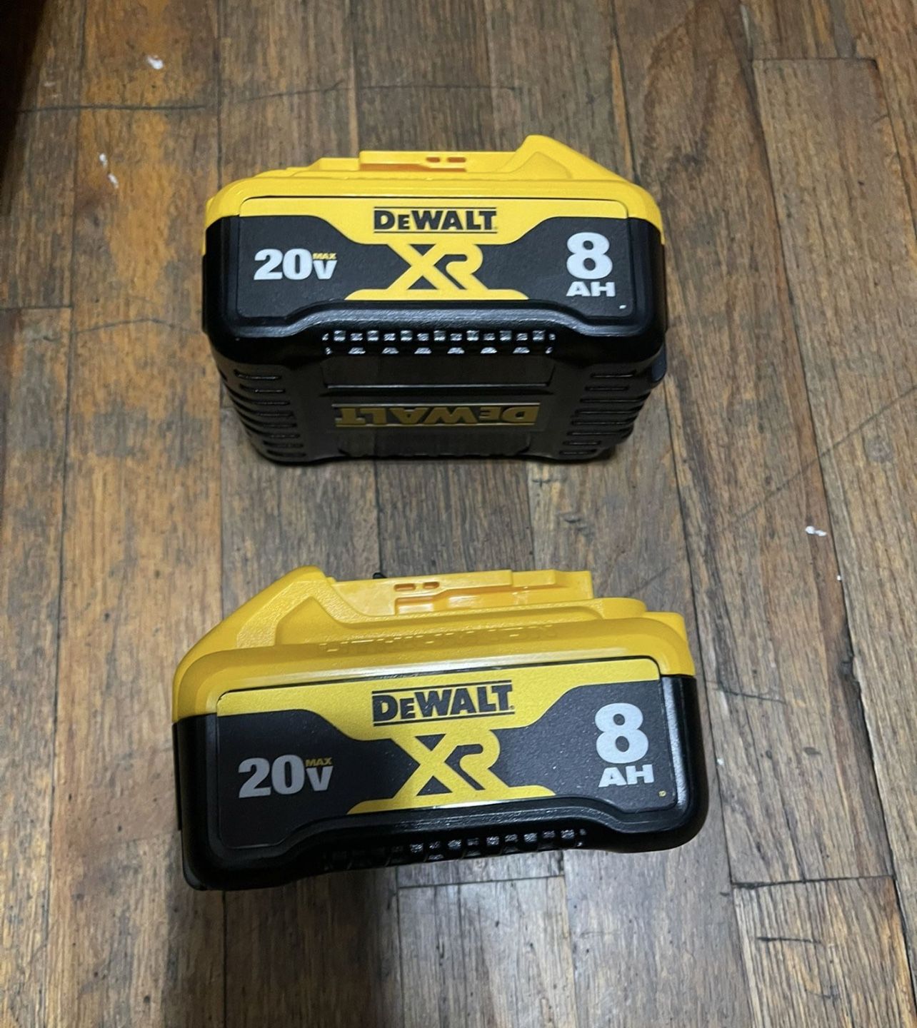Dewalt Battery 8AH Xr. 20V. $110 EACH ? Cada Una ??‍♀️ Pick Up In Van Nuys 