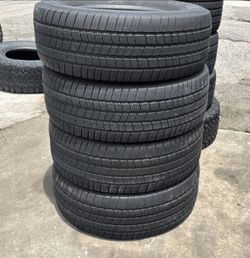 275 60 20 Michelin Defender Set of 4 Used Like New Condition