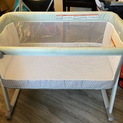 gently used baby bassinet 