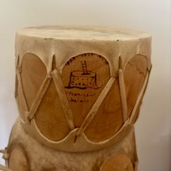 Hermosa colección de 3 tambores tradicionales del Pueblo de Cochiti (Nuevo México), hechos a mano por el reconocido maestro artesano Marcus Chalan.