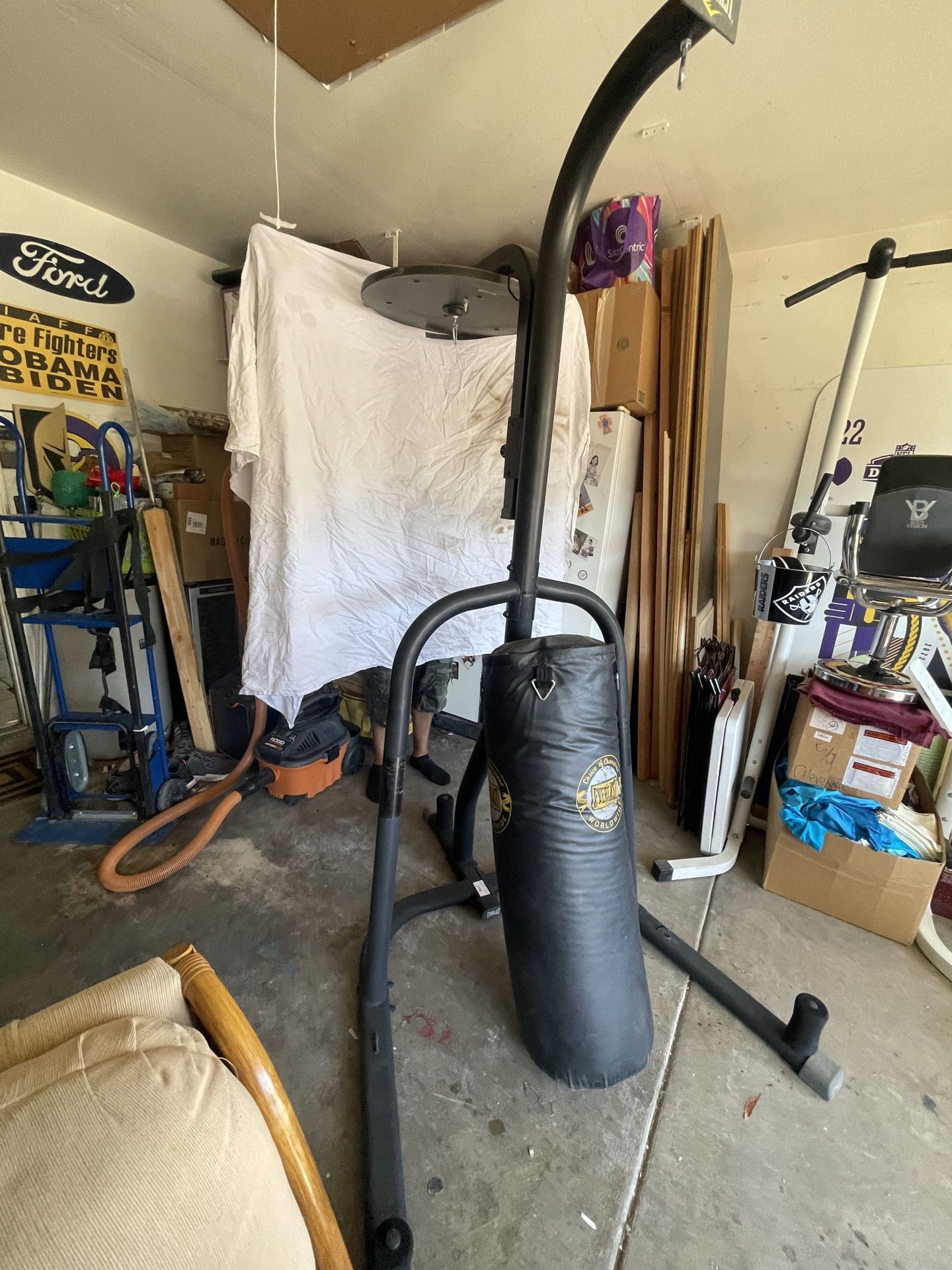 Everlast Punching Bag With Speed Bag Attachment