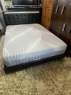 Queen Bed Fame And Mattress 