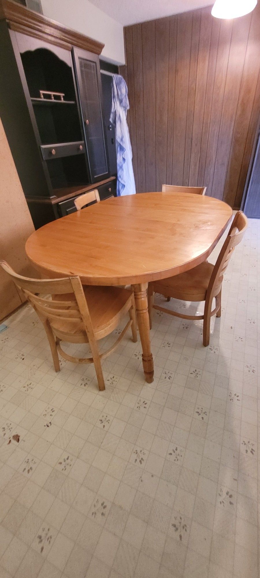 Dining Table w/ 4 Chairs & 2 Extra Leafs