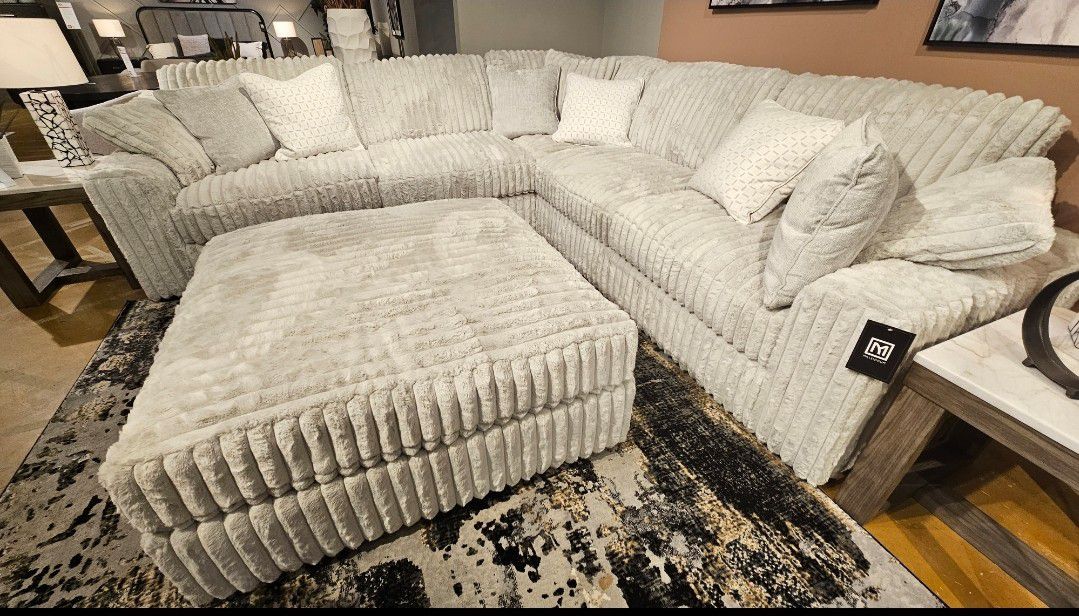 New STUPENDOUS SECTIONAL 