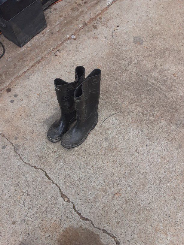 Size 6 Rubber Boots $5