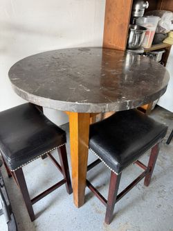 Comedor Con Solo 2 Bancos De Marbol Muy Bonito