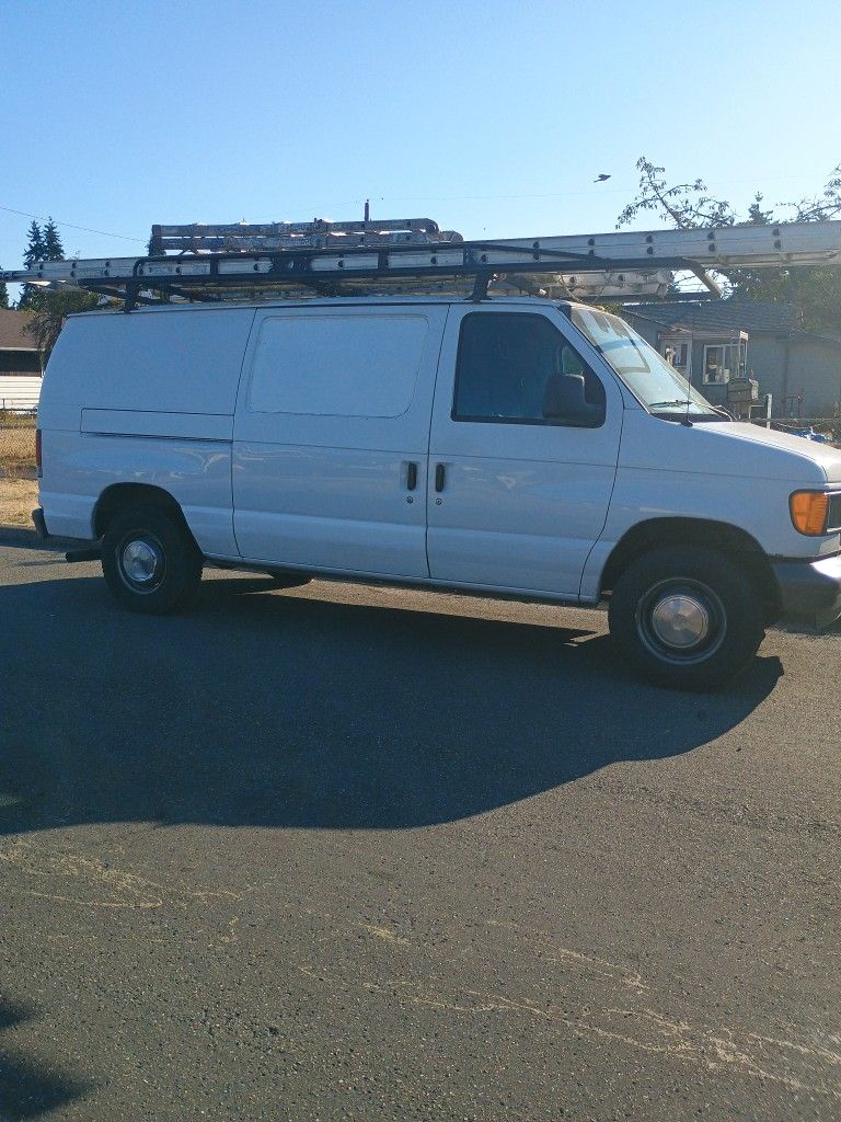 Vende Trabajo Bien Equipada