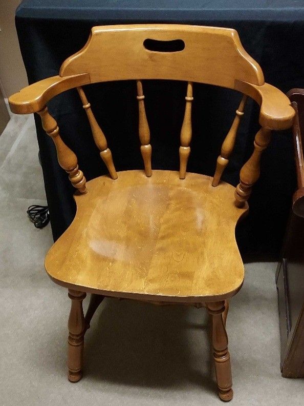 Vintage Ethan Allen Heirloom Spindle Back Nutmeg Maple Mate's Chair 10-6101