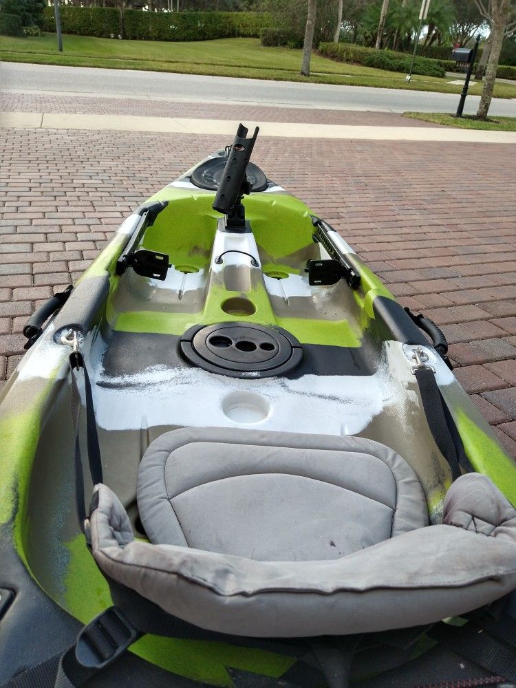 Fishing Kayak, Eagle Talon 12ft, Field and Stream, w Paddle for Sale in