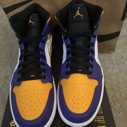 [DQ8426-517] Mens Air Jordan Retro 1 Mid 'Lakers 2022' Sz 10 No LID