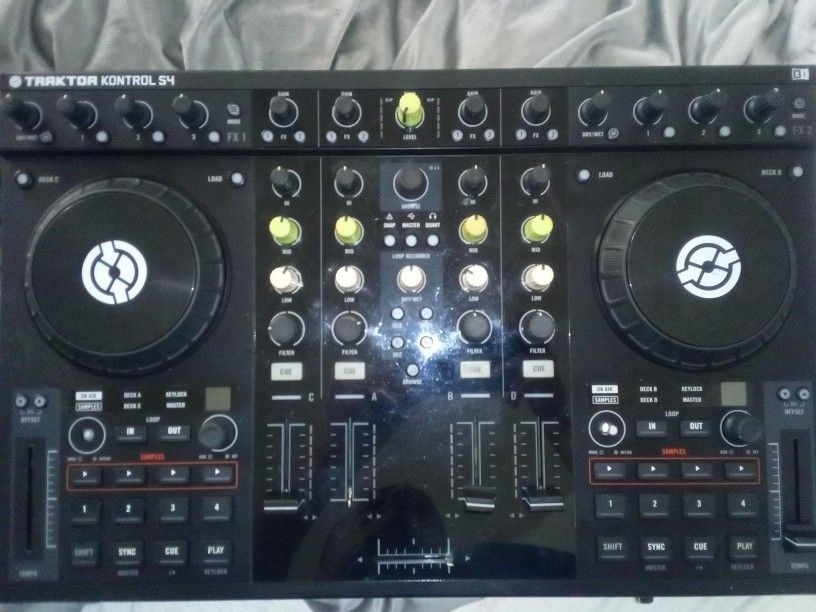 TRAKTOR KONTROL S4