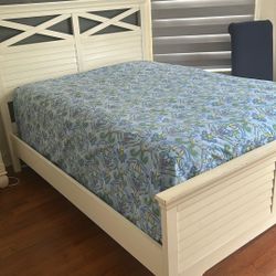 Bedroom Set- Full Bed, dresser, mirror. Juego Recamara: Gavetero, Cama, Espejo