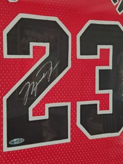 UPPER DECK SIGNED AND AUTHENTICATED MICHAEL JORDAN