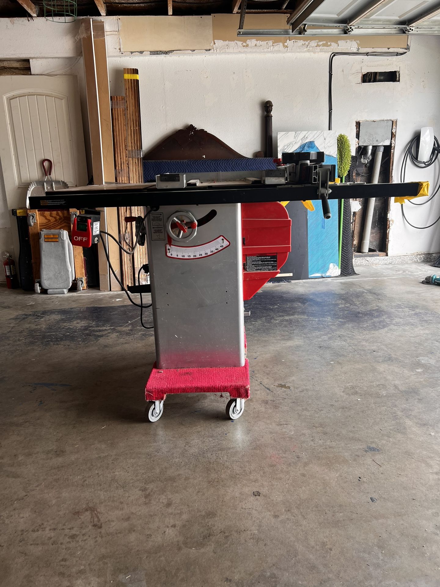 Table Saw. Heavy Duty Motor