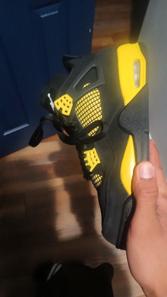 Jordan 4 Retro Thunders