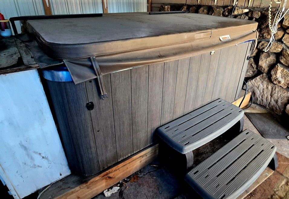 4 Person Hot Tub