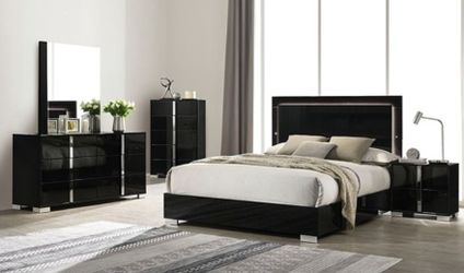 Brand New Black 4pc Queen Bedroom Set (Available in Eastern King)