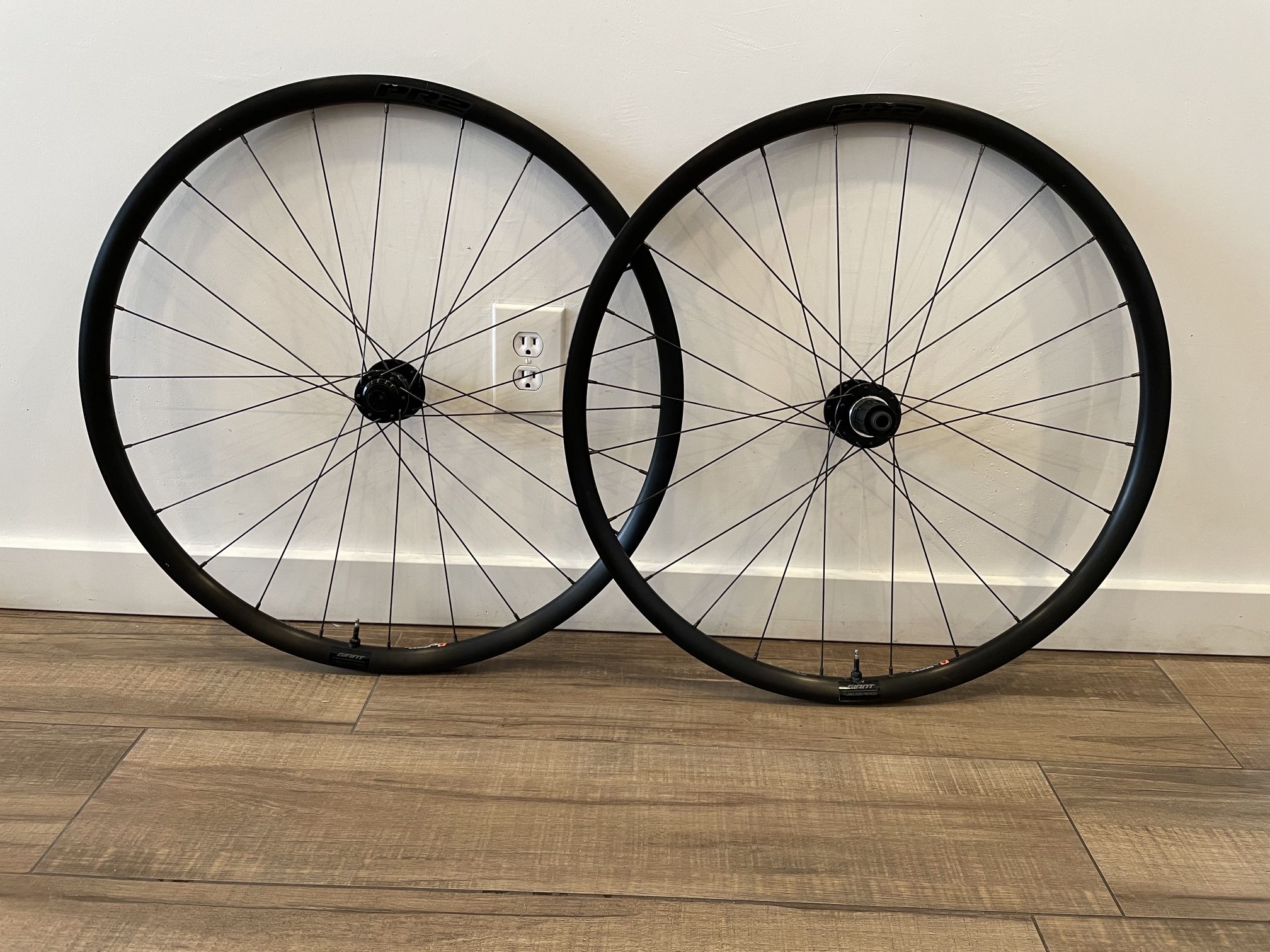 Giant PR2 Disc Aluminum Tubeless 700c Wheelset
