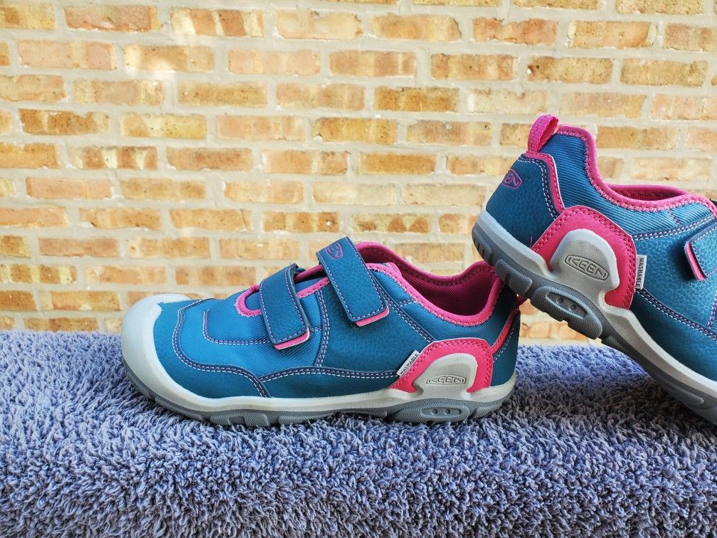 KEEN Knotch Hollow Double Strap Big Kid US Size 4