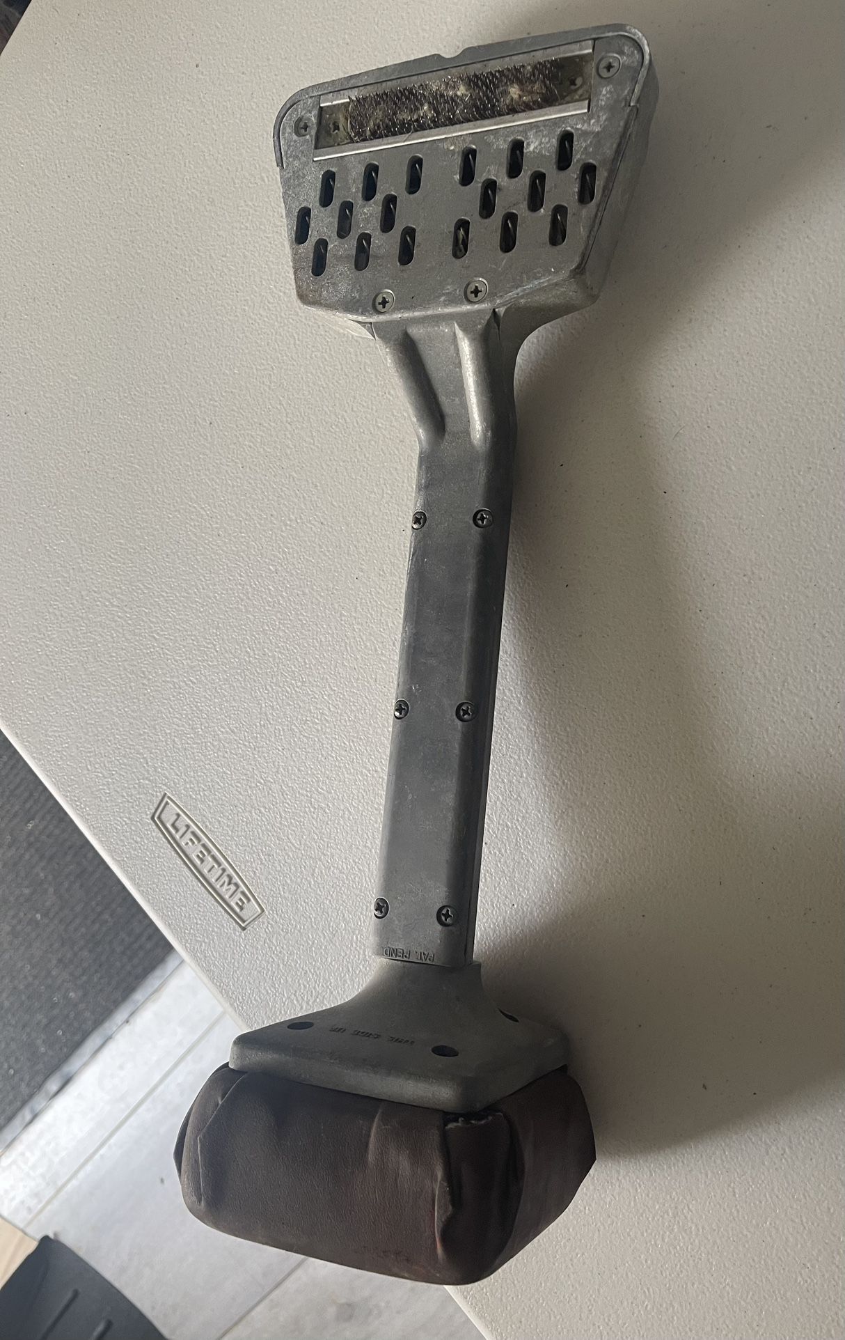 Carpet Knee Kicker