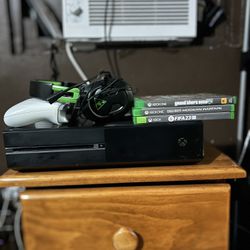 Xbox One (500GB) W/ 1 Controller & 1 Turtle Headset
