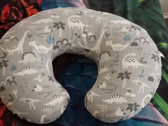 2 nursing pillows
