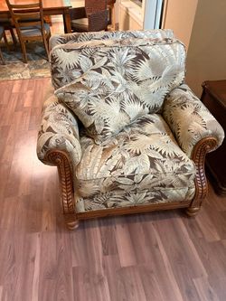 Tommy Bahama chair. Newer no smoke no pets. Sacrifice, moving