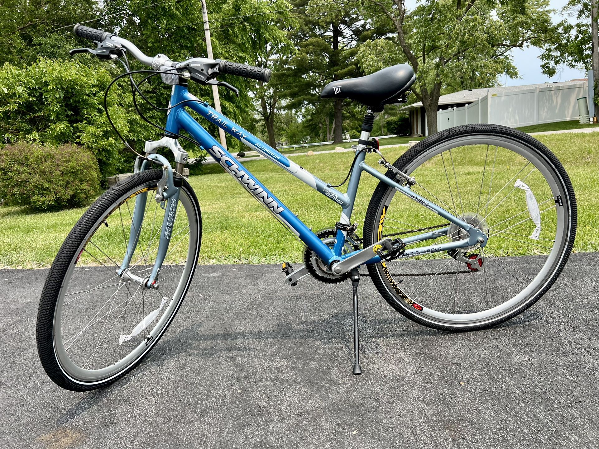 Schwinn Trailway Womens Hybrid