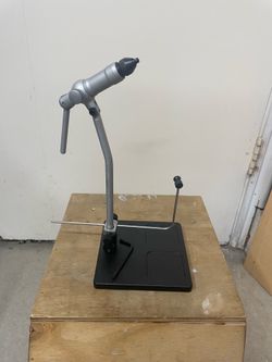 Fly tying vise