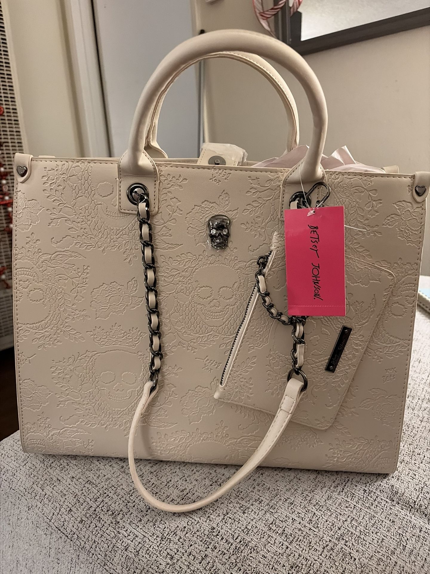 Betsey Johnson Skull Tote w/ Wristlet CHALK XOKIARA