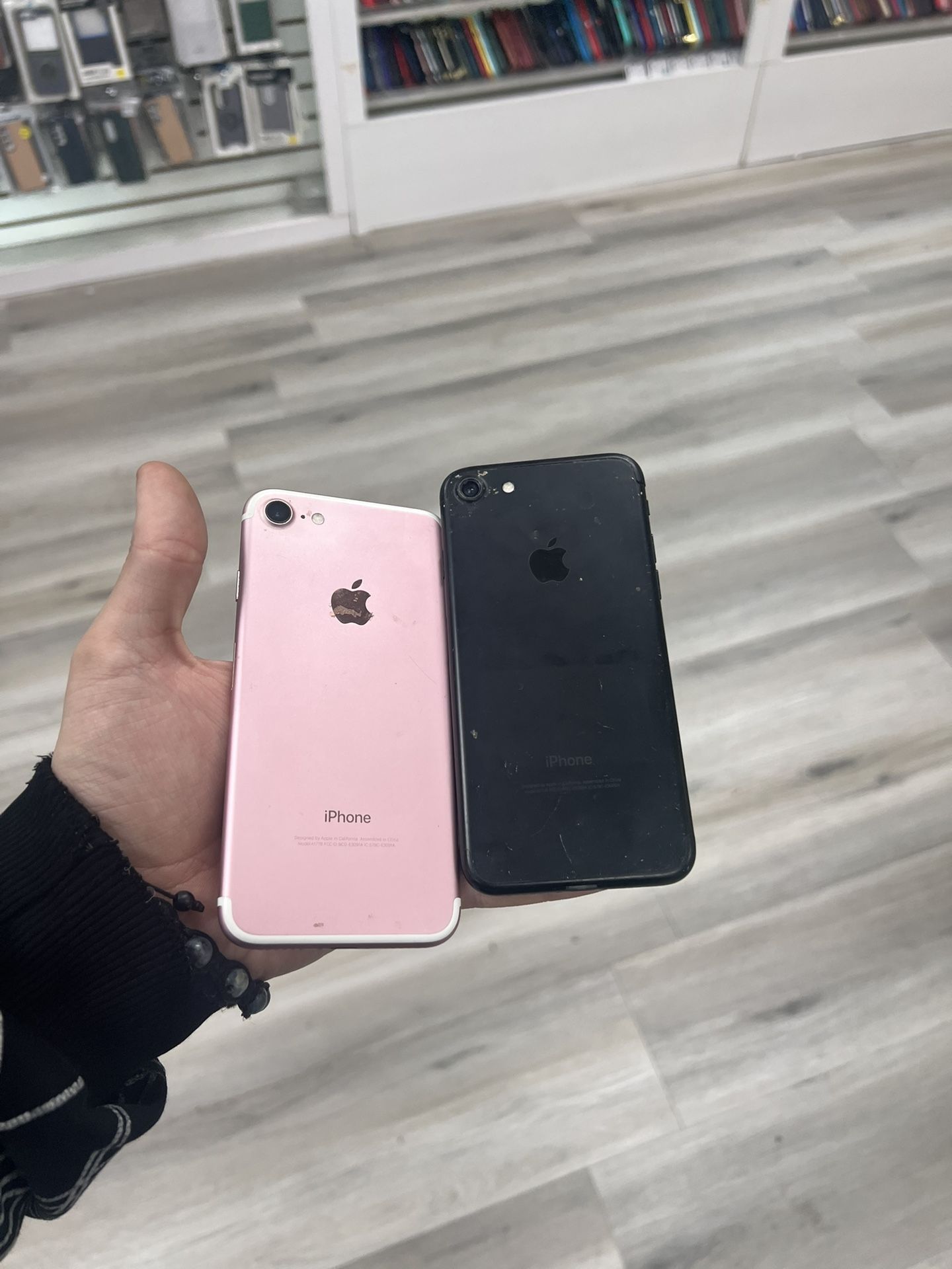 iPhone 7 Unlocked,128GB +With Warranty +Free Charger