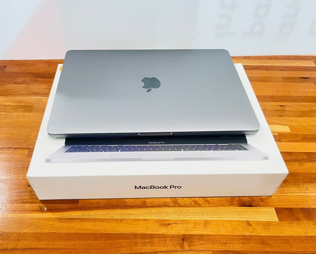 MacBook Pro 2020。16GB RAM。500GB ストレージ。 Amazon.com: 2020 Apple MacBook Pro with Apple M1 Chip (13-inch
