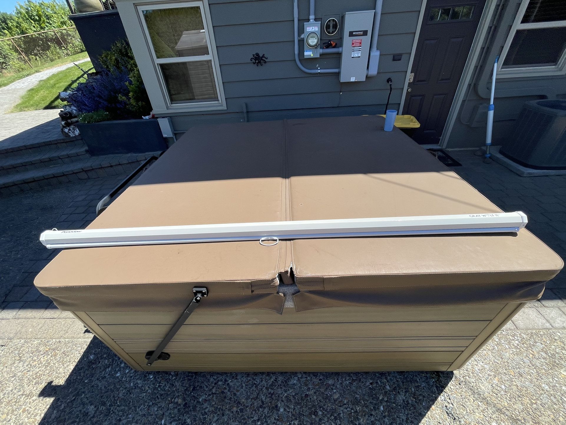 92 Inch Gray Wolf Panovision Retractable Screen, Includes Sanyo Projector