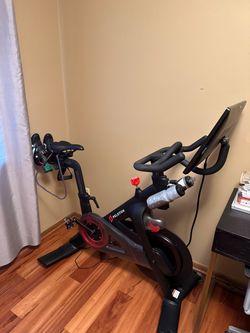 2018 Peloton Bike Original – Good Condition, 24in Screen - Saint Paul, MN