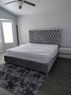 Upholstered Platform Bed (Grey, King)