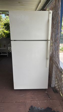 Ge Fridge  works perfect  30 wide 61 tall