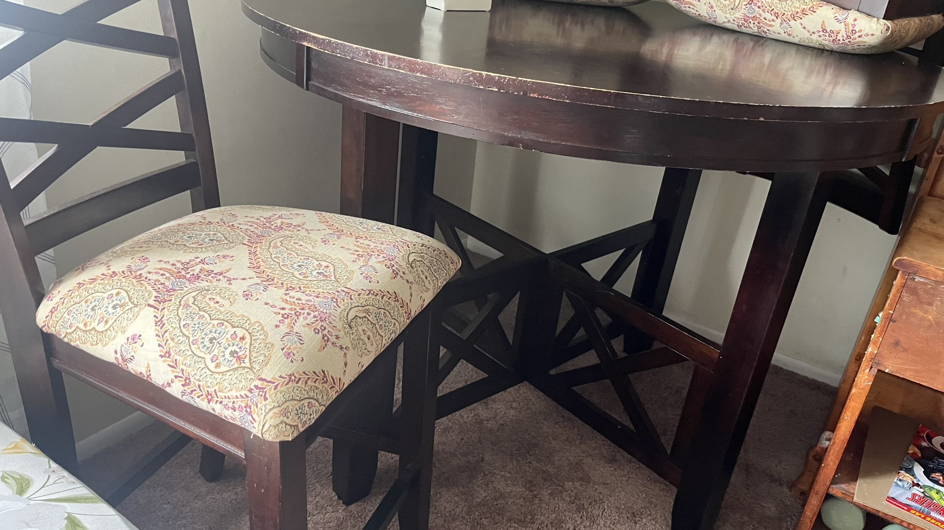 Beautiful Wooden Round Barstool Table