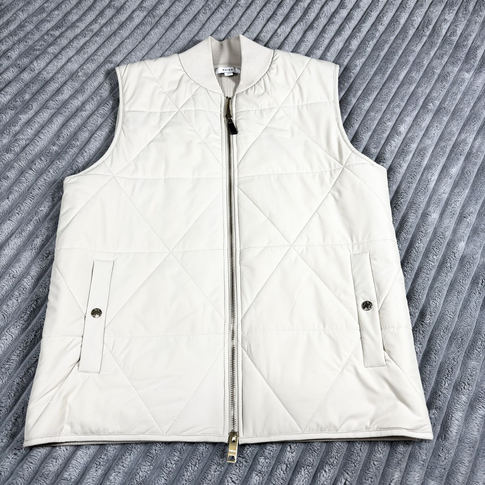 REISS RITCHIE HYBRID KNITTED-QUILTED SLEEVELESS JACKET IN STONE NWOT