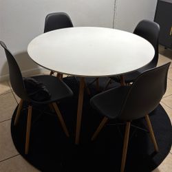 White Table And Chairs 