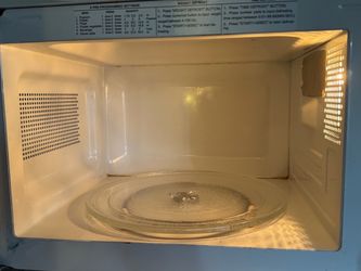 Insignia Microwave – 700W – Works Great – Moving Sale