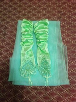 Guantes y vanda del vestido