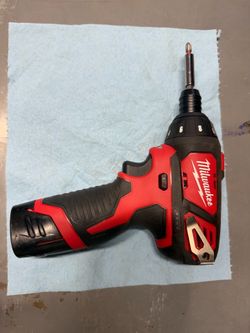M12  Milwaukee 1/4 in. Hex Screwdriver comes with battery