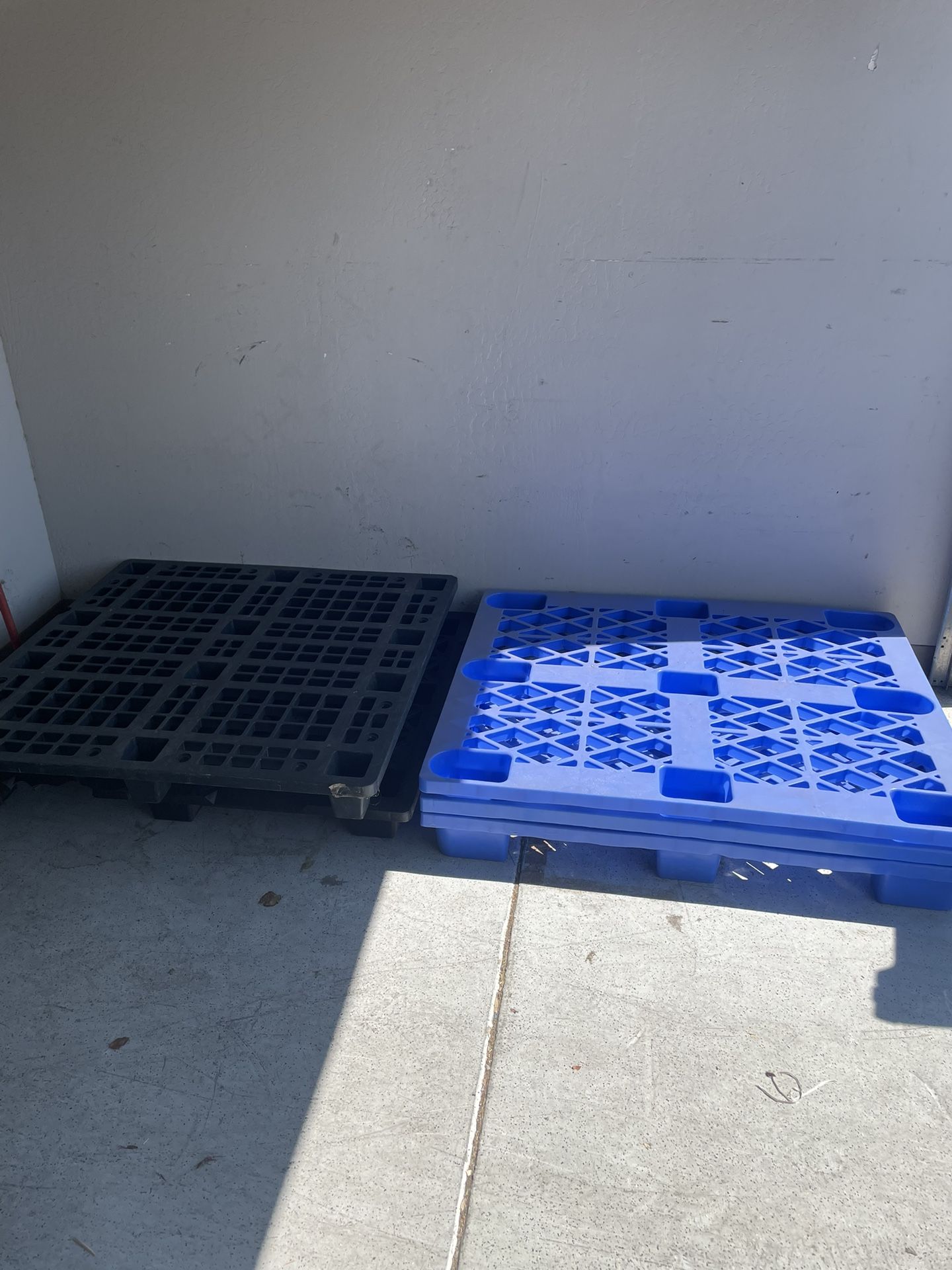 UPDATE: Free Plastic Pallets, Only A Few Left 
