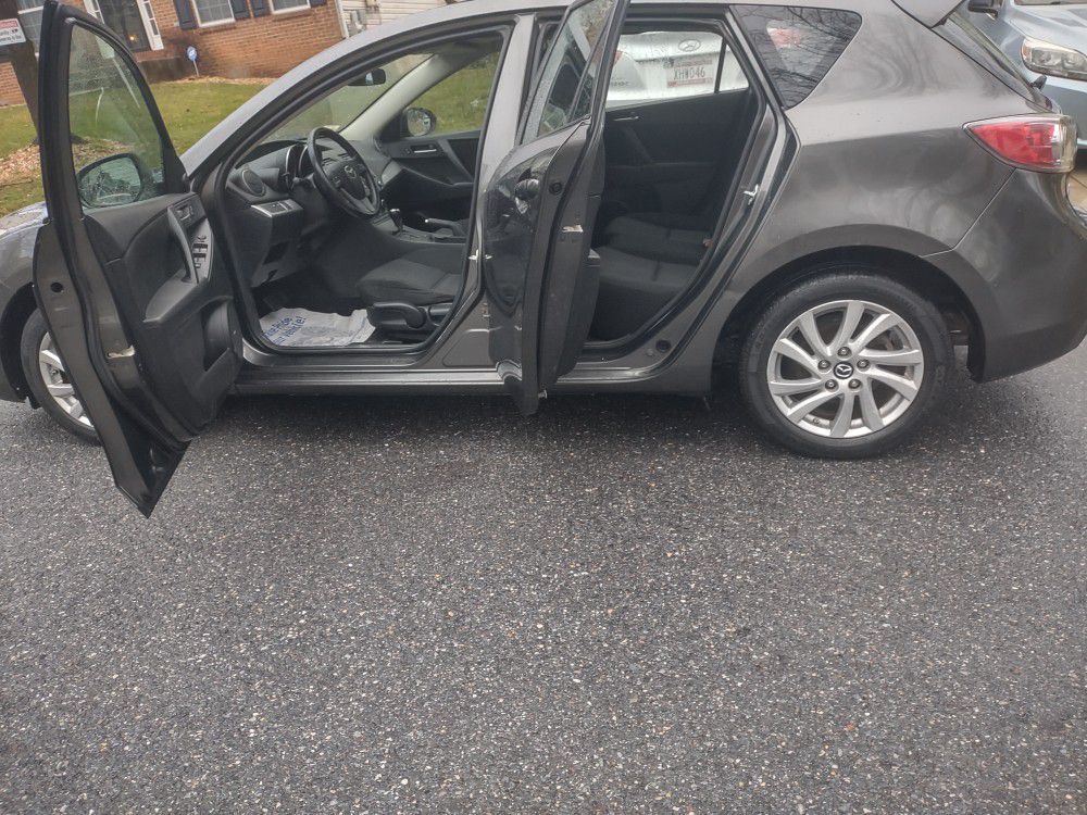 2013  Mazda 3 Clean title with 152k mile