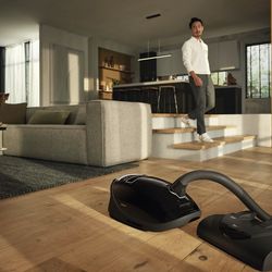 Miele Complete C3 Kona Canister Vacuum – Obsidian Black – barely used