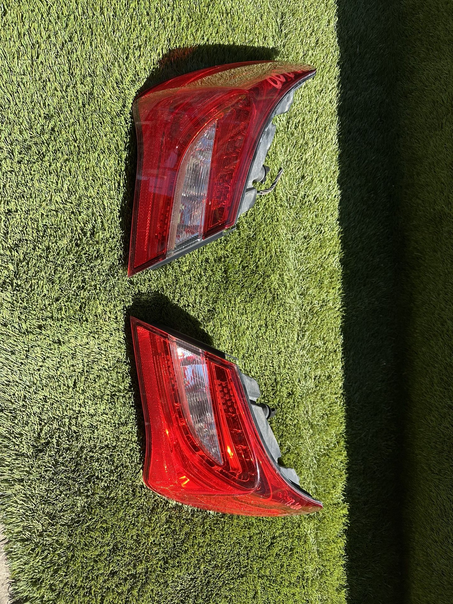 2013 Tail Lights Pair Chrysler 200