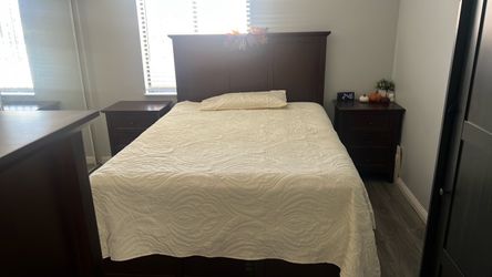 Bedroom set size queen includes mattress