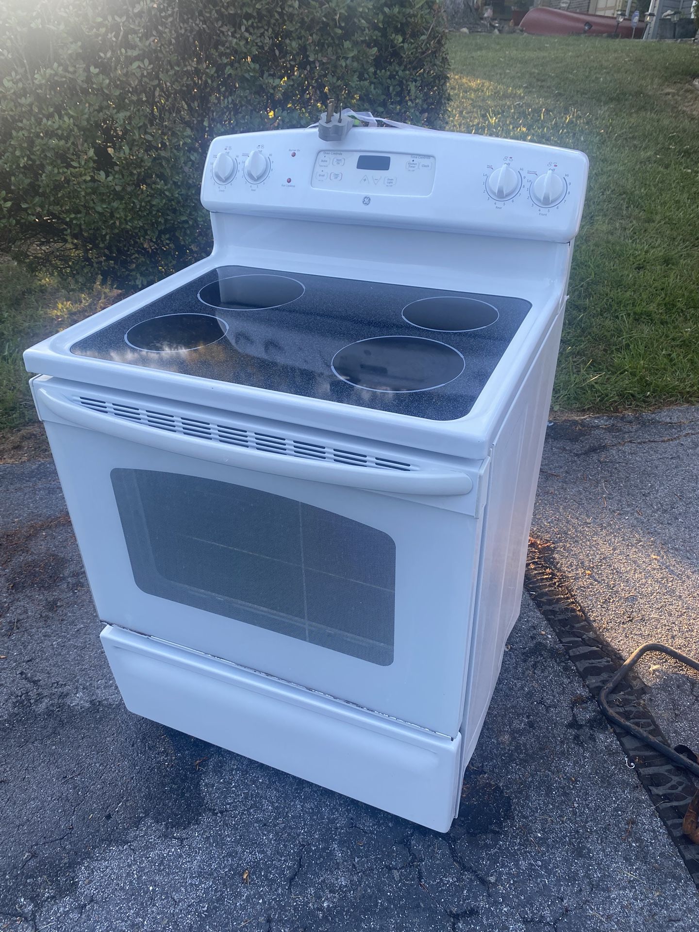 ElectriccStove With 3 Prong Cord, Everything Works As It Should, The Ceramic Is A Little Worn, There’s A Chip In The Paint And The Strip That Holds Th