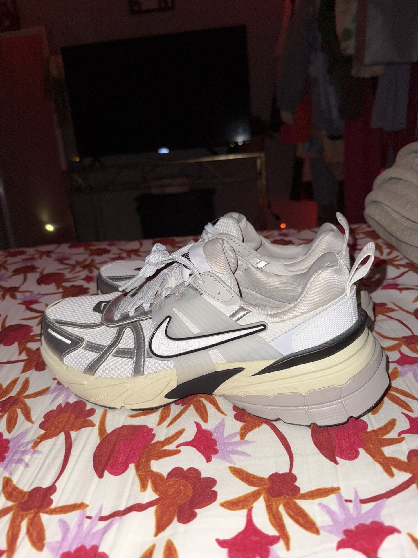 NIKE V2K RUN SHOES SIZE 10 WOMEN BRAND NEW 